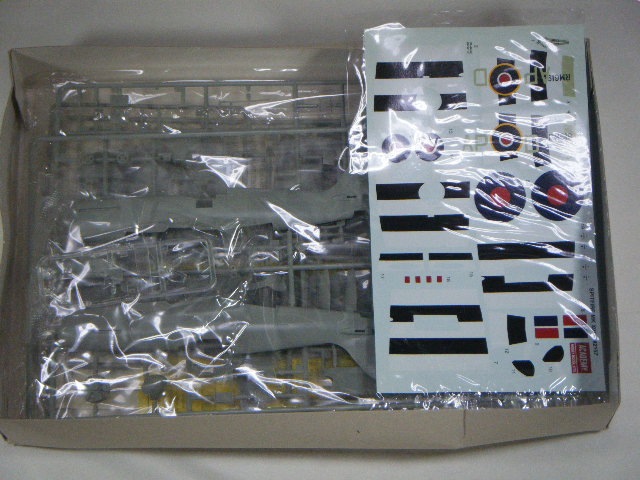スピットファイアMK14C （アカデミー） 2157/サニー扱い