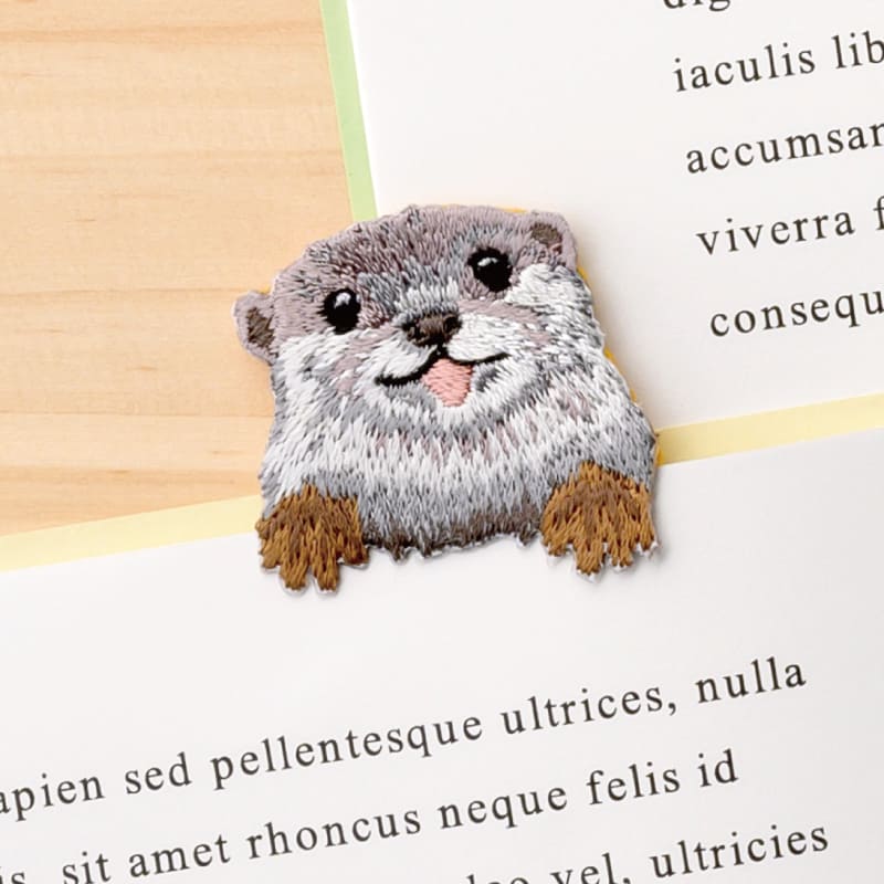 ANIMAL BOOKMARKER 刺繍しおり カワウソ