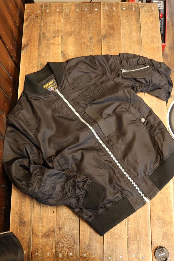 VANSON�Х󥽥�NVJK-2506��MA-1����󥹥������ե饤�ȥ��㥱�åȡ��֥�å�B