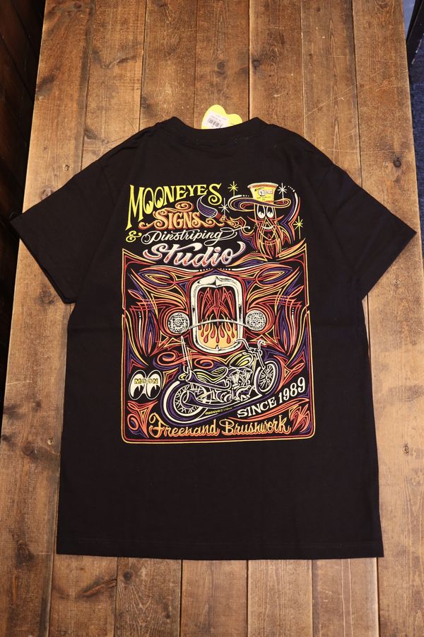 MOONEYES���ࡼ�󥢥�����TM-915��MOON Signs & Pinstriping Studio T-shirt���ࡼ�� ������ & �ԥ󥹥ȥ饤�ԥ� ���ƥ塼�ǥ��� T����ġ��֥�å�