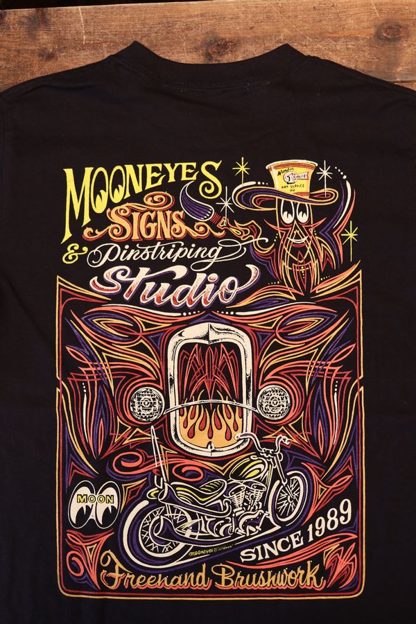 MOONEYES���ࡼ�󥢥�����TM-915��MOON Signs & Pinstriping Studio T-shirt���ࡼ�� ������ & �ԥ󥹥ȥ饤�ԥ� ���ƥ塼�ǥ��� T����ġ��֥�å�