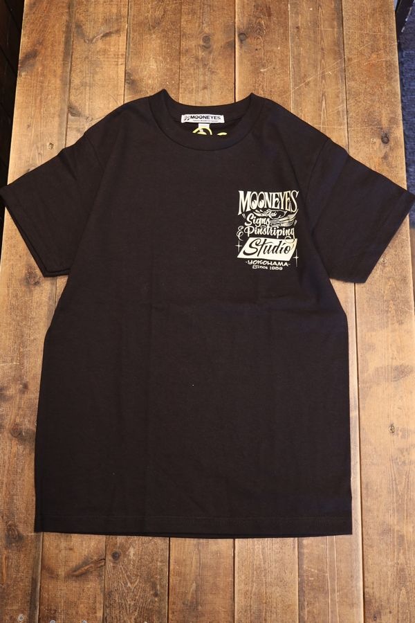 MOONEYES���ࡼ�󥢥�����TM-915��MOON Signs & Pinstriping Studio T-shirt���ࡼ�� ������ & �ԥ󥹥ȥ饤�ԥ� ���ƥ塼�ǥ��� T����ġ��֥�å�