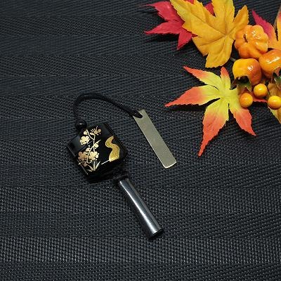 根付,帯飾り/印籠型/黒/花柄/和装小物/全長:約18cm、プレート部分約5cm