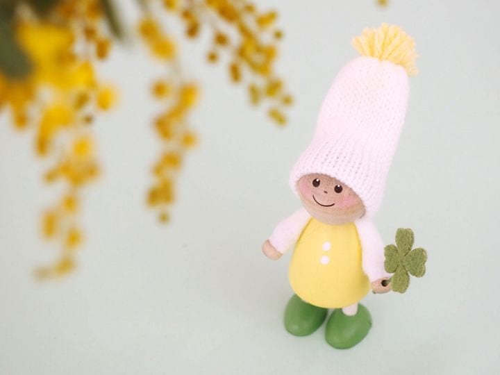 クローバーを持った小さな男の子 -Spring Series／NORDIKA nisse