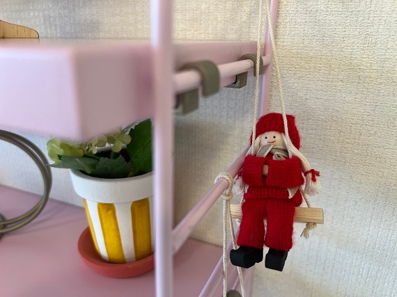 ブランコに乗ったサンタガール　（赤）