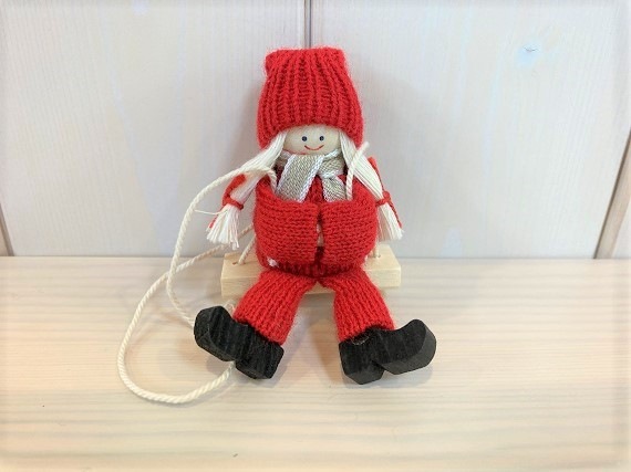 ブランコに乗ったサンタガール　（赤）