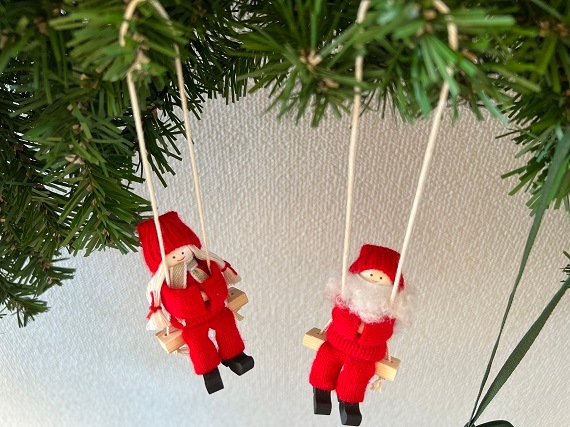 ブランコに乗ったサンタガール　（赤）