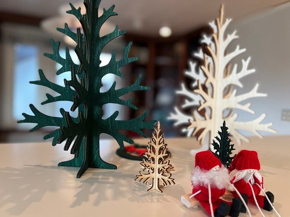 ブランコに乗ったサンタガール　（赤）