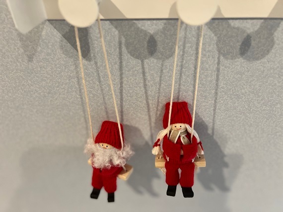 ブランコに乗ったサンタガール　（赤）