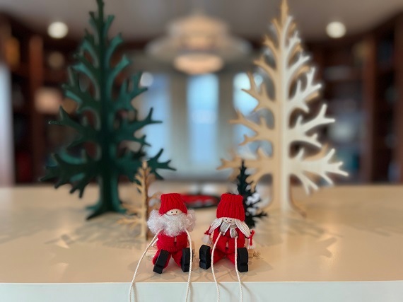 ブランコに乗ったサンタガール　（赤）