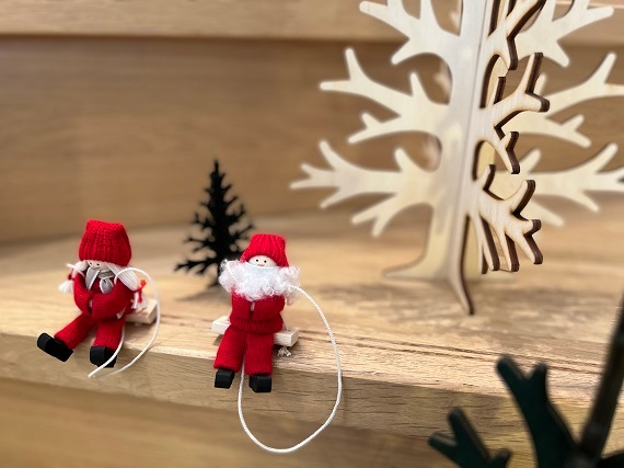 ブランコに乗ったサンタガール　（赤）