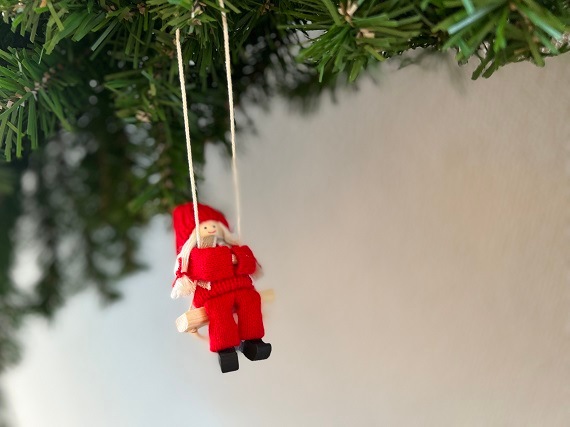 ブランコに乗ったサンタガール　（赤）