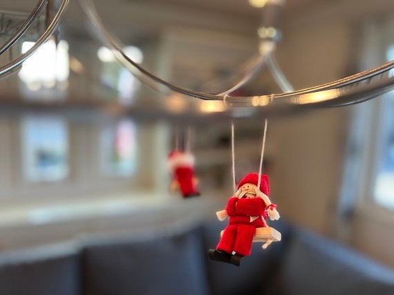 ブランコに乗ったサンタガール　（赤）