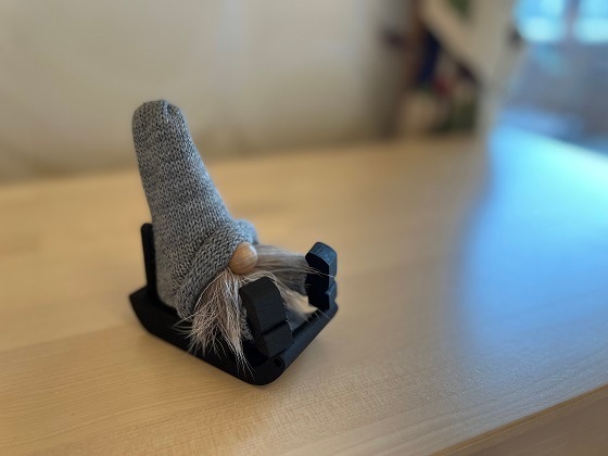 ソリに乗ったおすわりトムテ