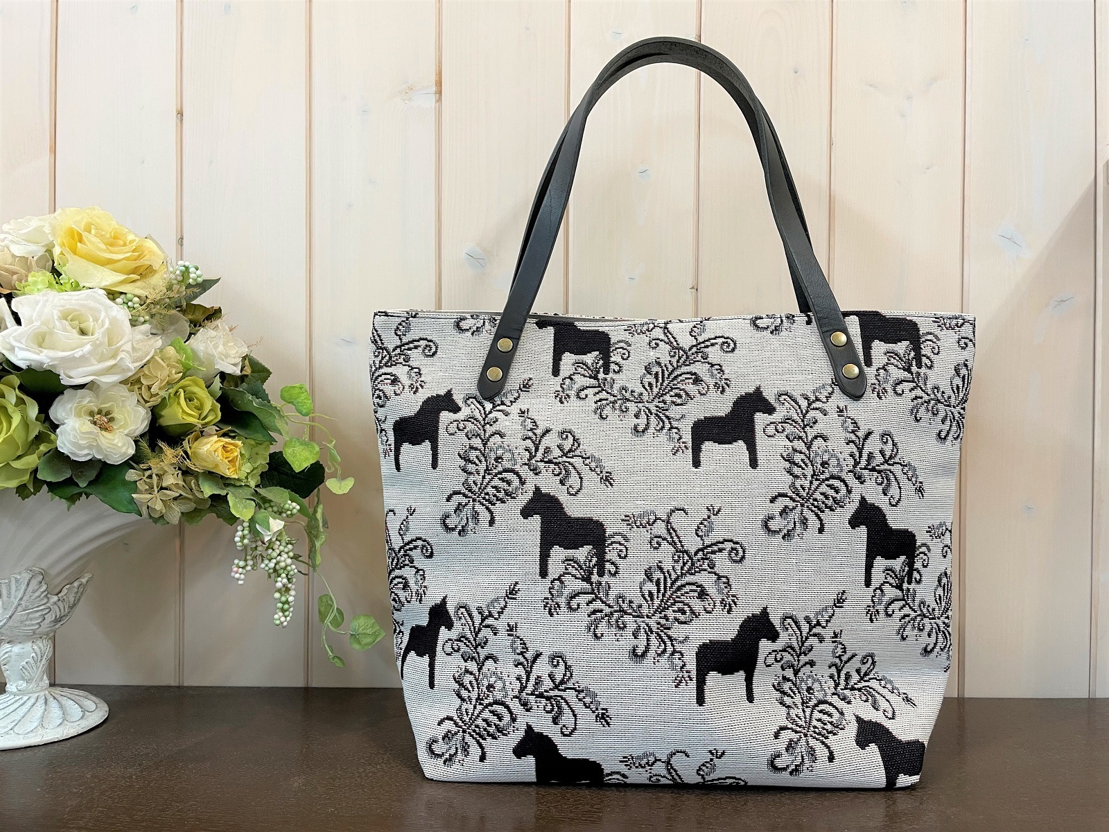 ダーラナホース柄　ジャガード織トートバッグ/Arviddsons/Kurbits白地ブラック