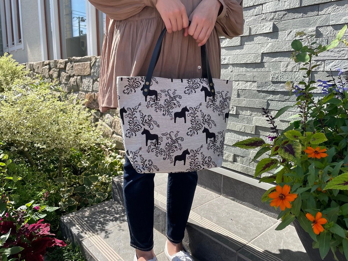 ダーラナホース柄　ジャガード織トートバッグ/Arviddsons/Kurbits白地ブラック