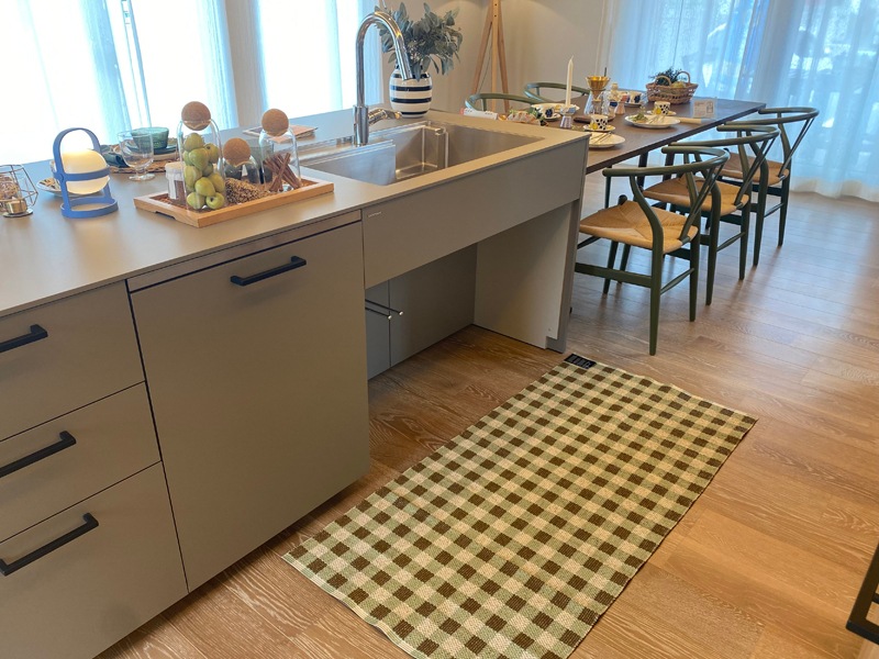 【Poppy】プラスチック製ラグ（70×150ｃｍ）／BRITA SWEDEN