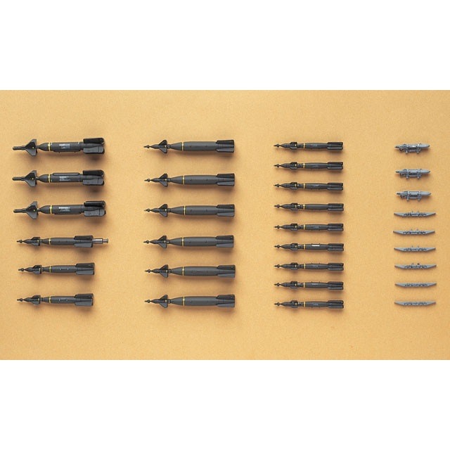 ミリタリーエアクラフト'02 4月号～'02 11月号 ８冊セット X72-11 エアクラフトウエポンVI アメリカスマート爆弾