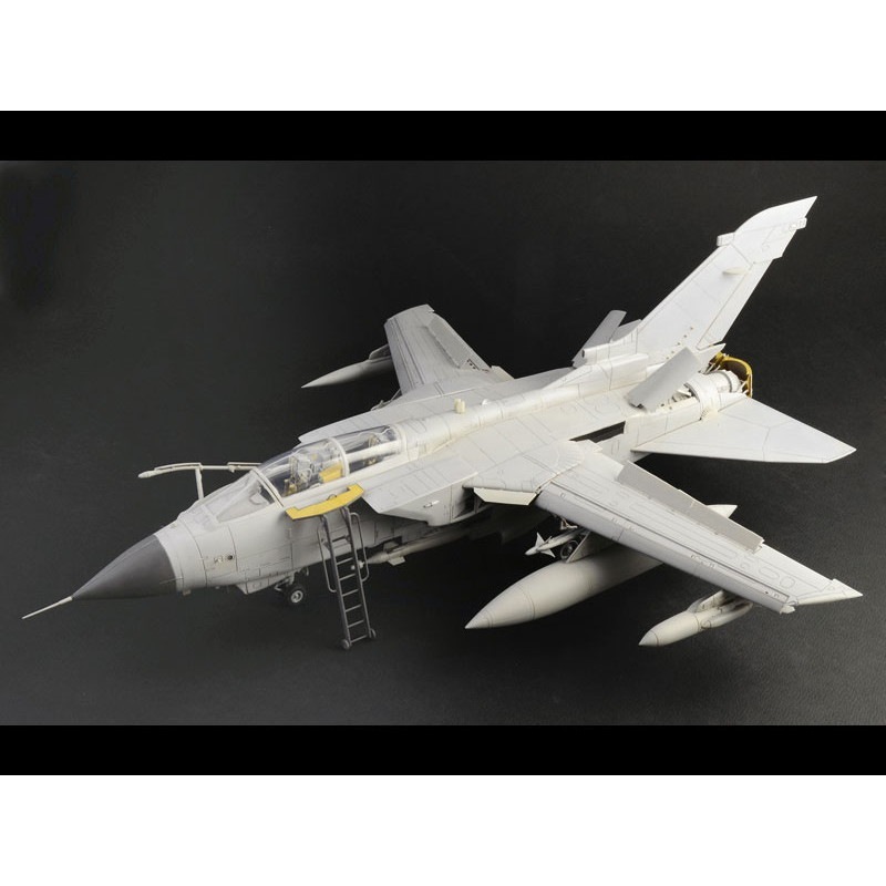 25425 1/32 トーネード GR.4 (パイロット人形付き) | タミヤ