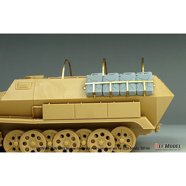 DM35149 1/35 WWII ドイツ Sd.Kfz.251C/D型 燃料用ジェリカン