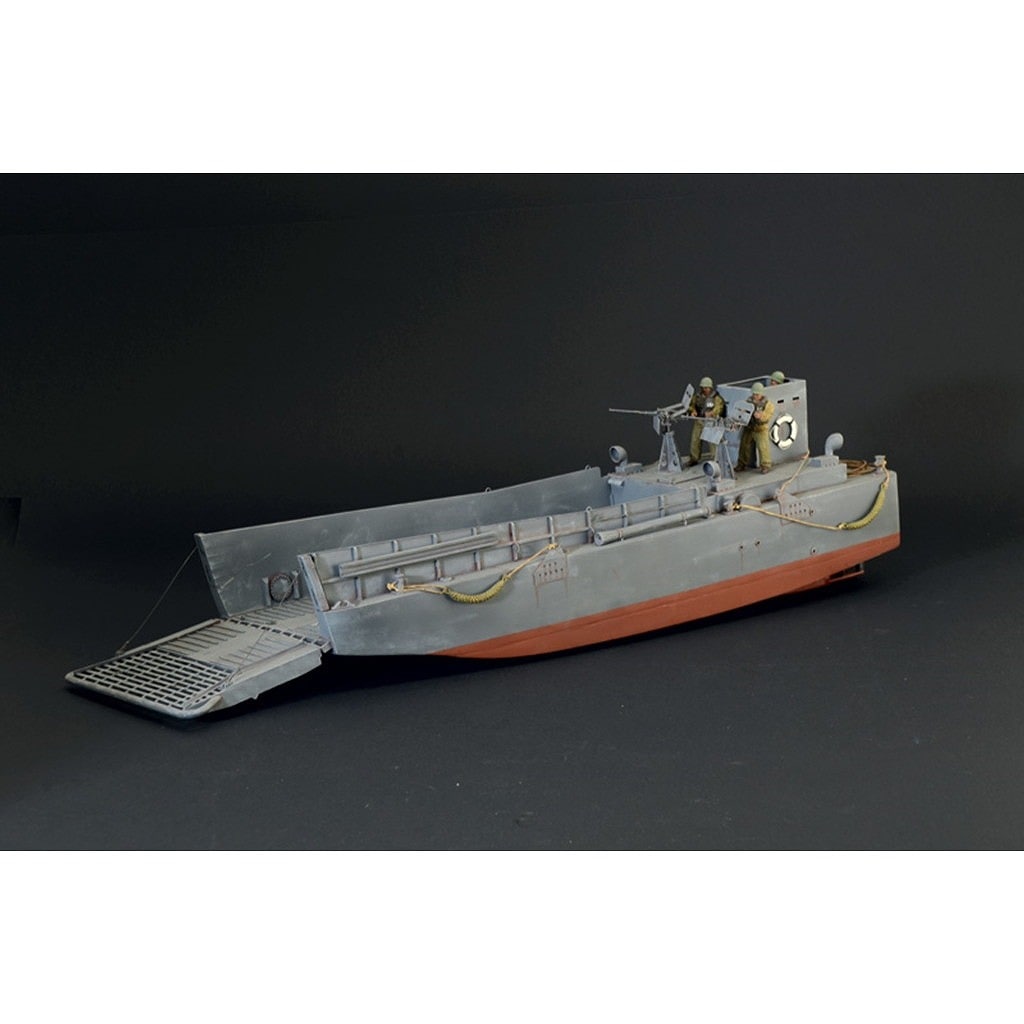 イタレリ 1/35 アメリカ軍LCM 3上陸用舟艇【完成品】 1/35 アメリカ LCM3 50ft上陸用舟艇 (人形9体付き) プラモデル