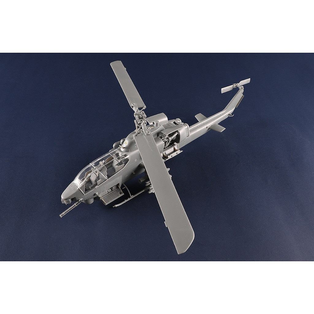 05116 1/35 AH-1W スーパーコブラ | トランペッター TRUMPETER