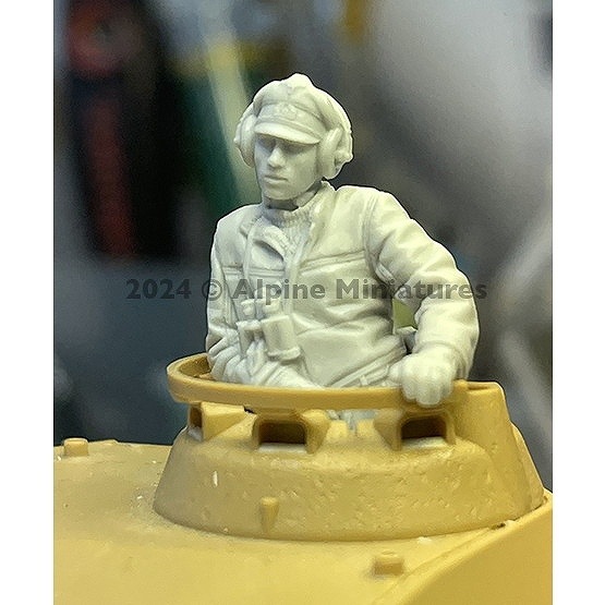 35315 1/35 WWII ドイツ キューポラにもたれる戦車指揮官 | アルパイン