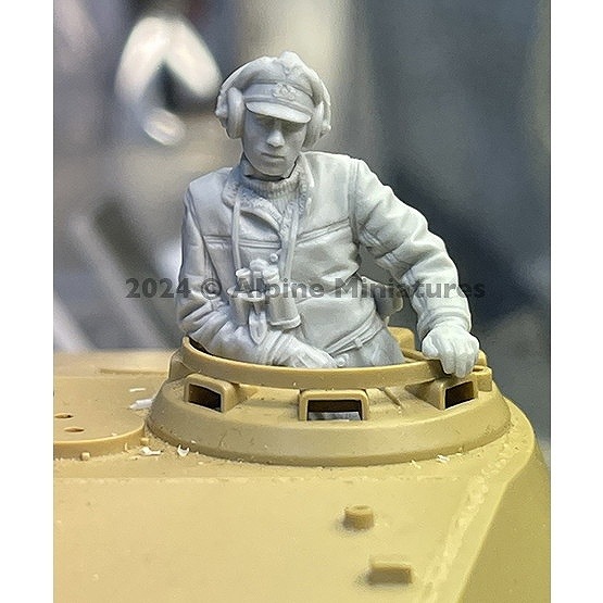 35315 1/35 WWII ドイツ キューポラにもたれる戦車指揮官 | アルパイン