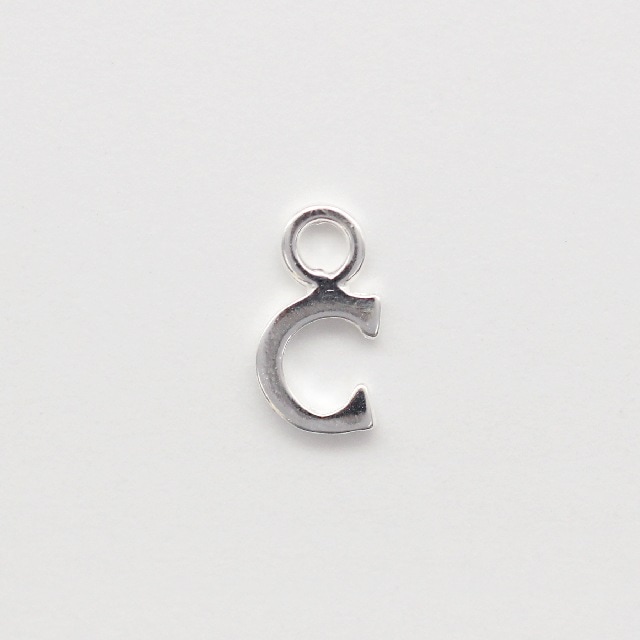 0010653CSVC SV925製チャーム アルファベットC 7.5×4.0×0.8mm 1ヶ