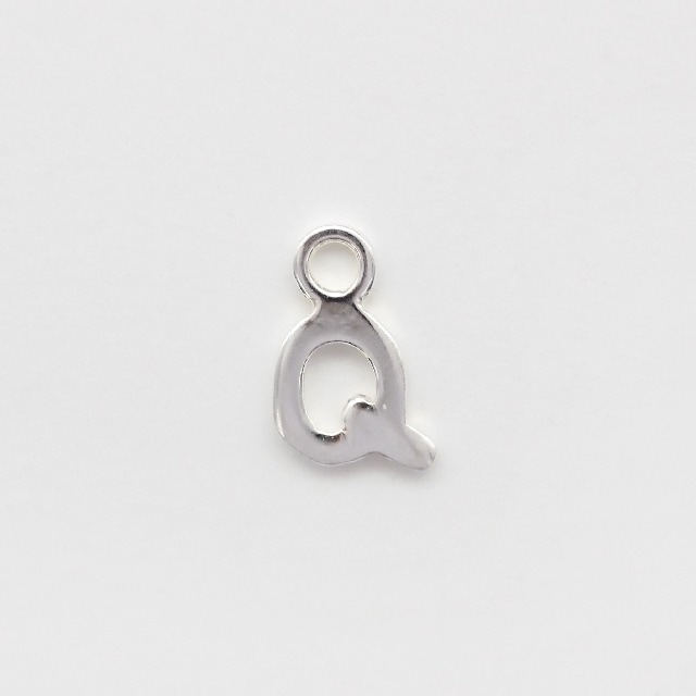 0010653QSVC SV925製チャーム アルファベットQ 8.0×5.5×0.8mm 1ヶ