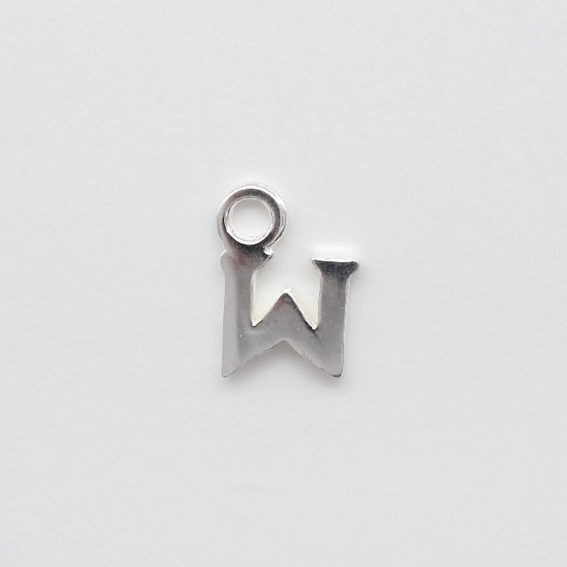 0010653WSVC SV925製チャーム アルファベットW 7.5×5.5×0.8mm 1ヶ