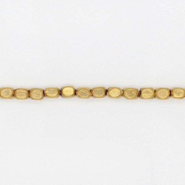 7296837LRAW 真鍮製ビーズ キューブ 生地 3.0×3.5mm穴径1.2mm 40cm 1連