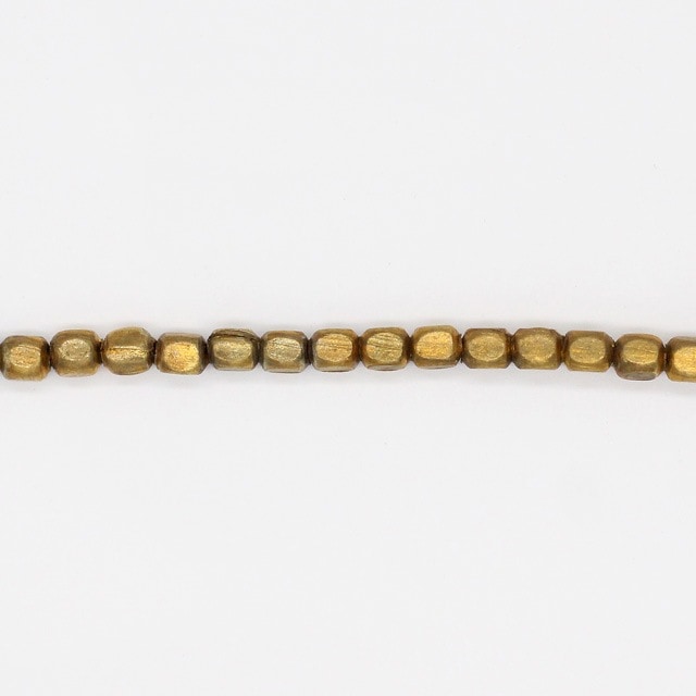 7296837RAW 真鍮製ビーズ キューブ 生地 2.0×2.5mm穴径1.0mm 40cm 1連