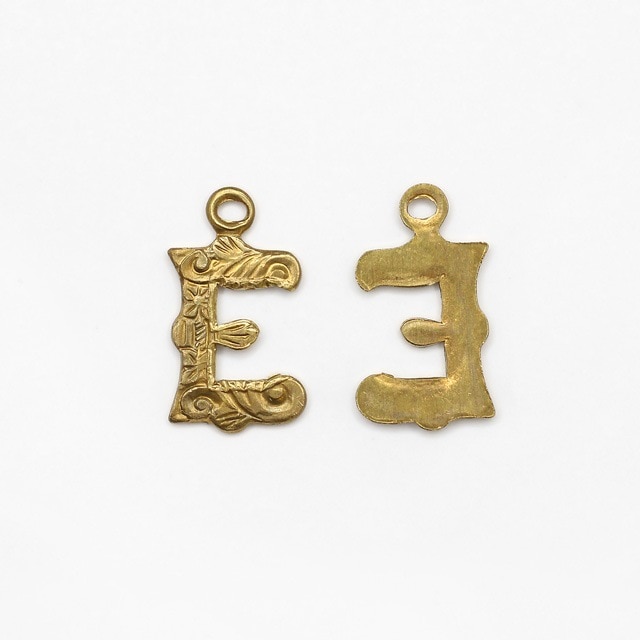 01T0079EBRC 真鍮製チャーム アルファベットE 生地 12.5×7.0×1.0mm 2ヶ