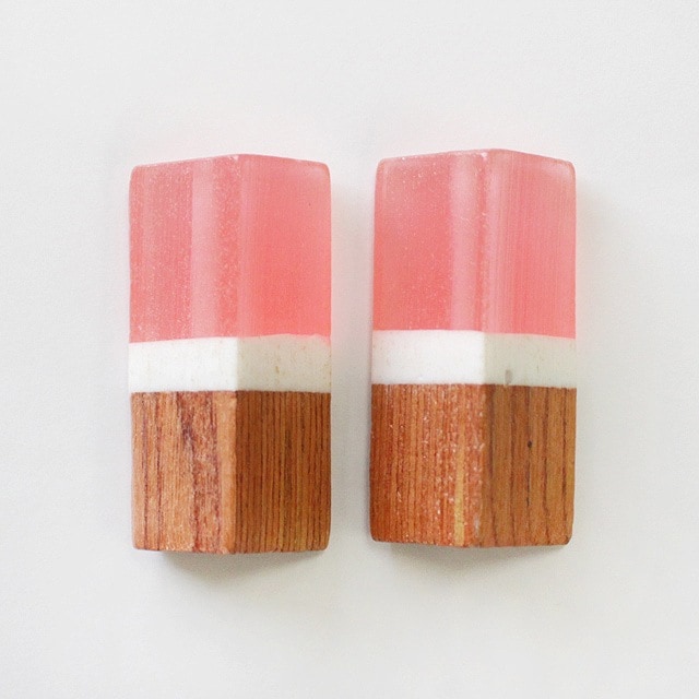 2760015RSB 樹脂・ウッド製ビーズ 三角柱 ピンク 36.0×20.0×11.0mm 8ヶ