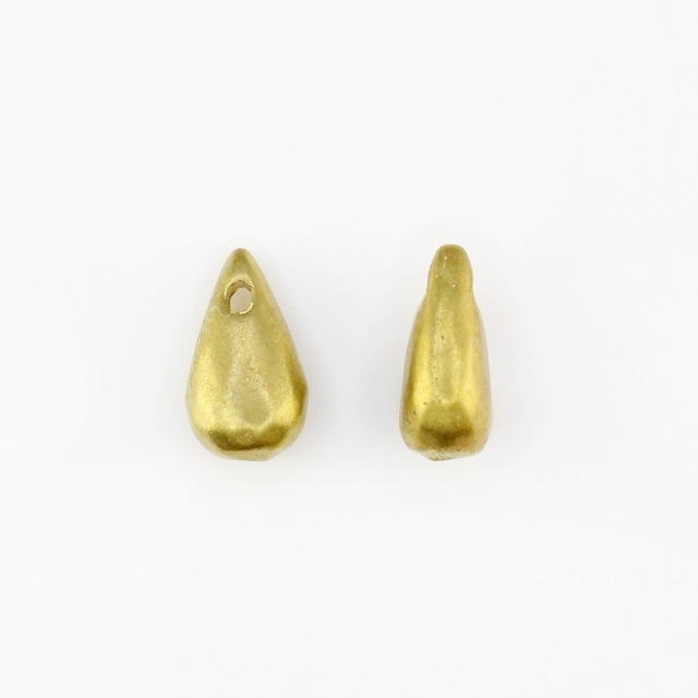 2210595BRC 真鍮製チャーム ドロップカット 生地 9.0×5.0×4.0mm 4ヶ