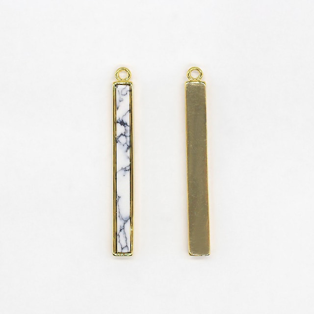 99A0437BRC 真鍮･人工ハウライト製チャーム スティック レクタングル ゴールド 32.5×4.0×2.5mm 1ヶ