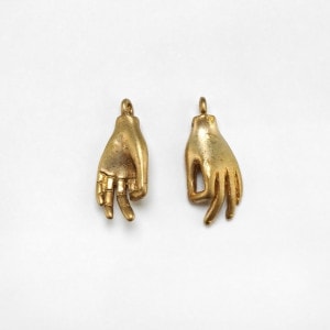 2210704BRC 真鍮製チャーム ハンド 生地 15.5×6.5×3.0mm 2ヶ