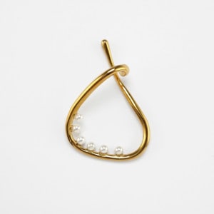 21H0016STE ステンレス製イヤーカフ(右耳用) 樹脂パール付 ゴールド 約38×27mm線径2.3mm 1ヶ