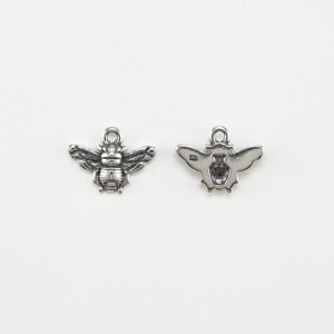 0010944SVC SV925製チャーム ハチ 9.0×12.0×2.0mm 1ヶ