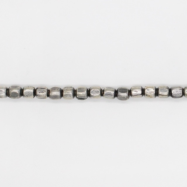 7296837AS 真鍮製ビーズ キューブ アンティークシルバー 2.5×2.0mm穴径1.0mm 40cm 1連