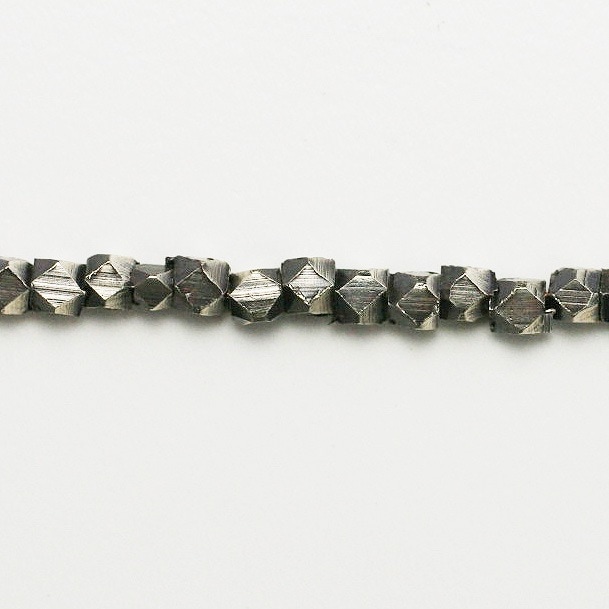 72975620AS 真鍮製ビーズ カット アンティークシルバー 約2.3~3.5×2.3~3.5mm穴径1.3~2.0mm 40cm 1連