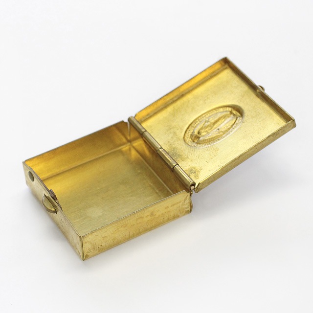 インドネシア製／ブッダ置物／真鍮と鉄製。【ケース入り3体と真鍮製の1体】。 インドネシア製／ブッダ置物／真鍮と鉄製。【ケース入り3体と