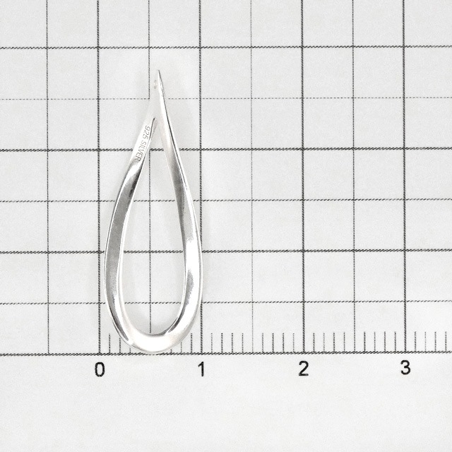 0020268SVC SV925製チャーム ドロップ ツイスト 28.0×10.0×0.8mm 1ヶ