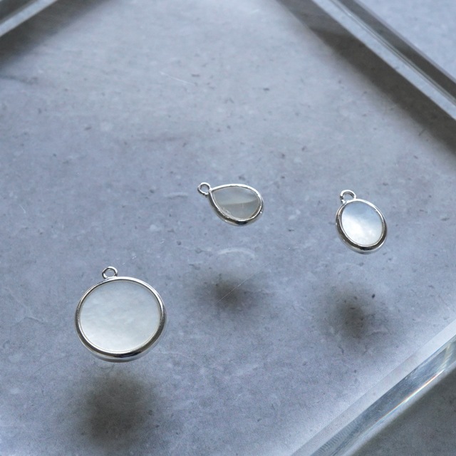 0020322SVC SV925・マザーオブパール製チャーム ラウンド 16.0×14.0