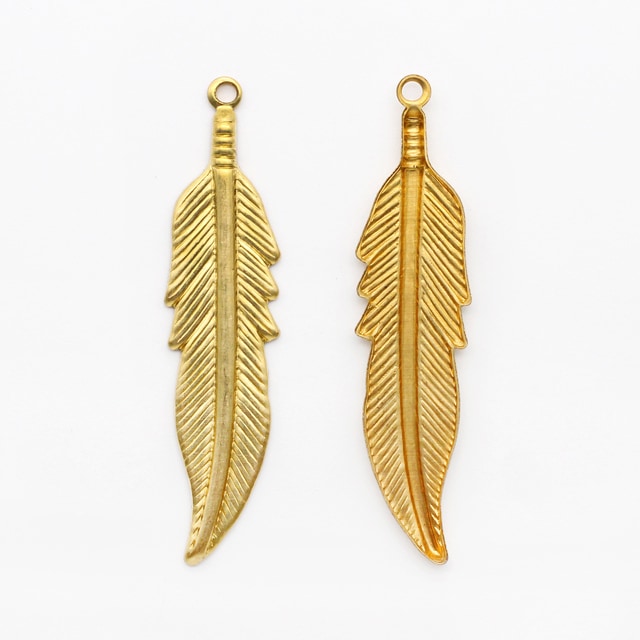 01T0051BRC 真鍮製チャーム フェザー 裏抜き 生地 34.5×8.0×1.5mm 4ヶ