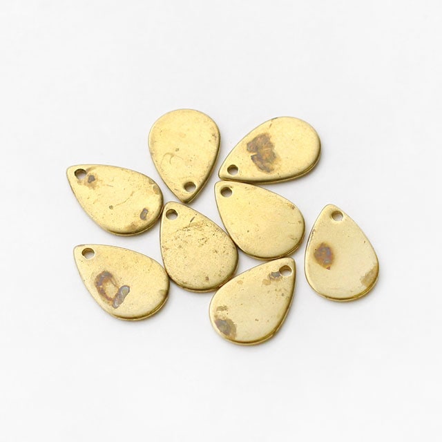 2210186BRC 真鍮製チャーム プレートドロップ 生地 9.0×6.0×0.6mm 4ヶ