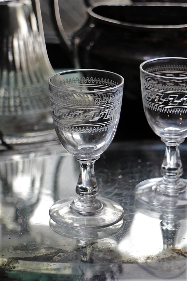 貴賓高きアンティークバカラ BACCARAT ワイングラス 被せペリドット 特大