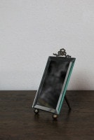 フランス ベベルミラーを付けたリボンモチーフの真鍮スタンドミラー 465702
