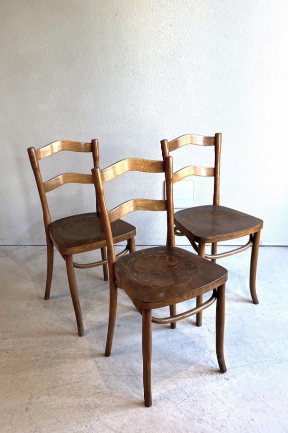 アールヌーボーの美しいエンボスが施されたベントウッドチェア